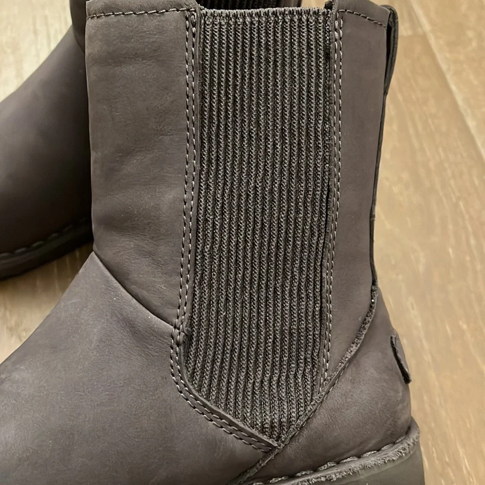 UGG Larra Water Resistant Nubuck Leather Women's Charcoal Boots size 5.5